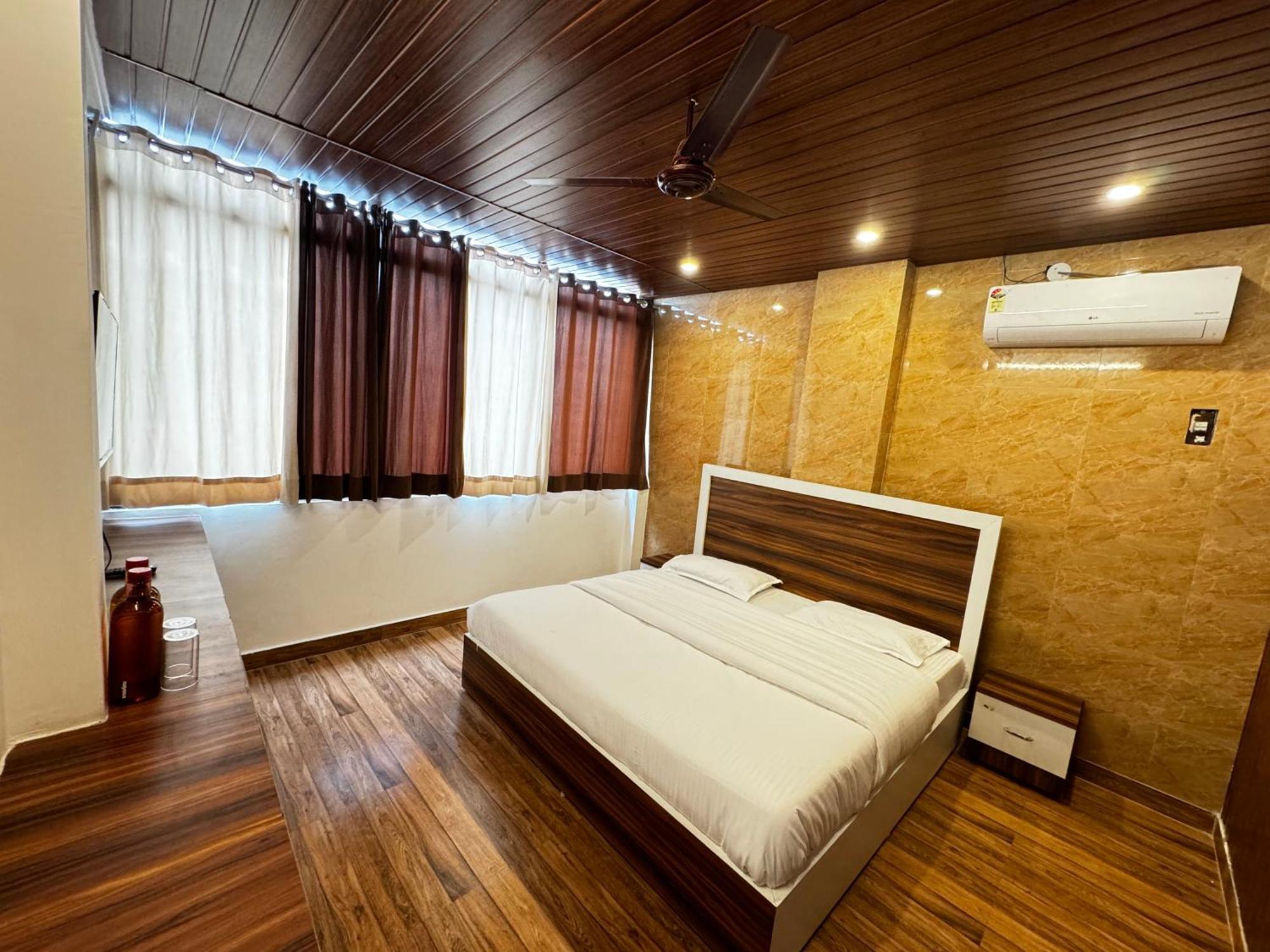 Hotel Walk Inn Faridabad Exteriör bild
