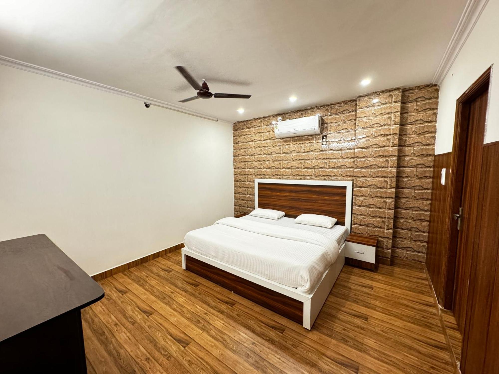 Hotel Walk Inn Faridabad Exteriör bild