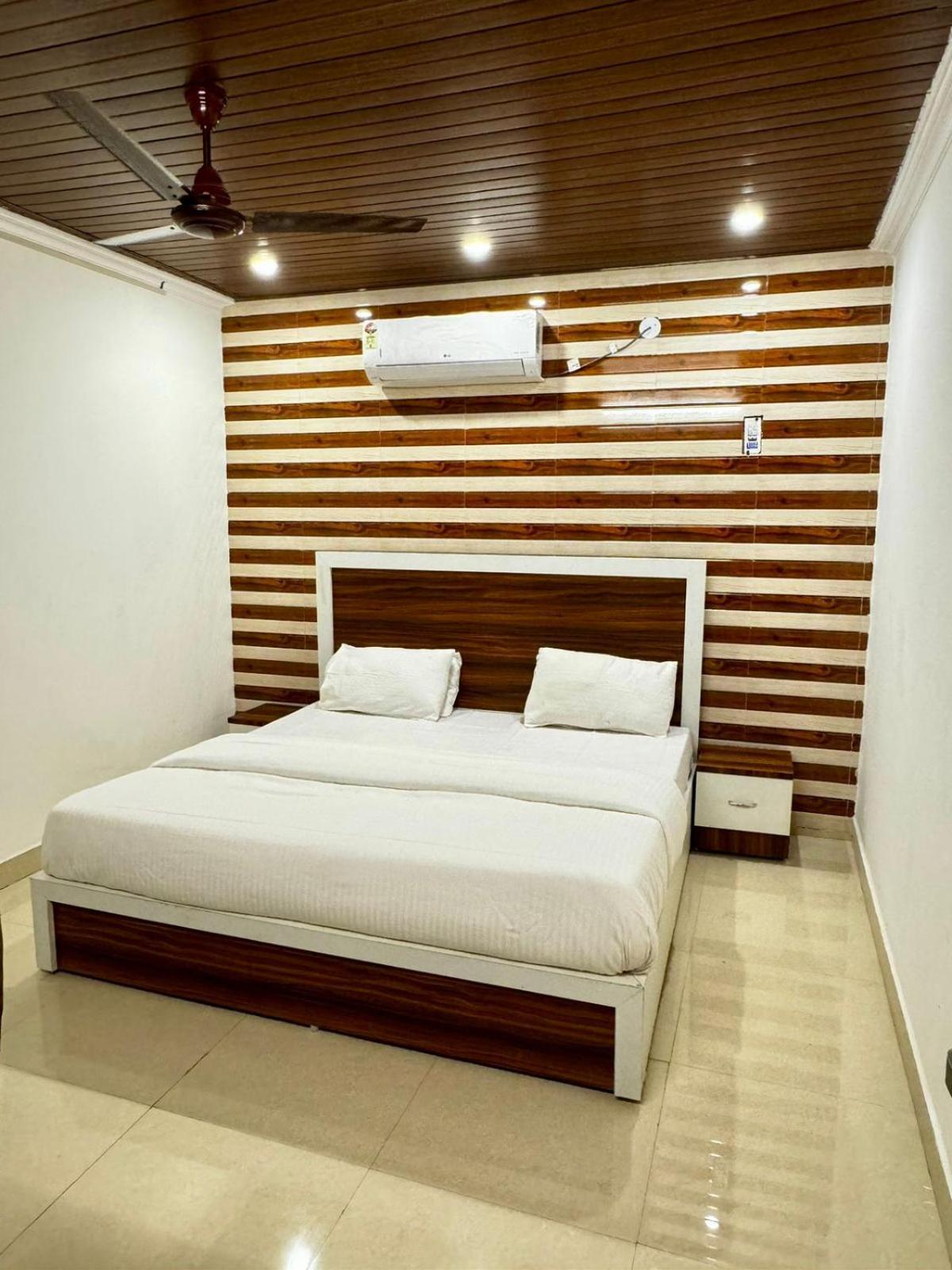 Hotel Walk Inn Faridabad Exteriör bild